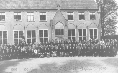 1000687 Groepsportret van de Katholieke Arbeidersbeweging afdeling Jutphaas op het schoolplein van de Rooms-Katholieke ...